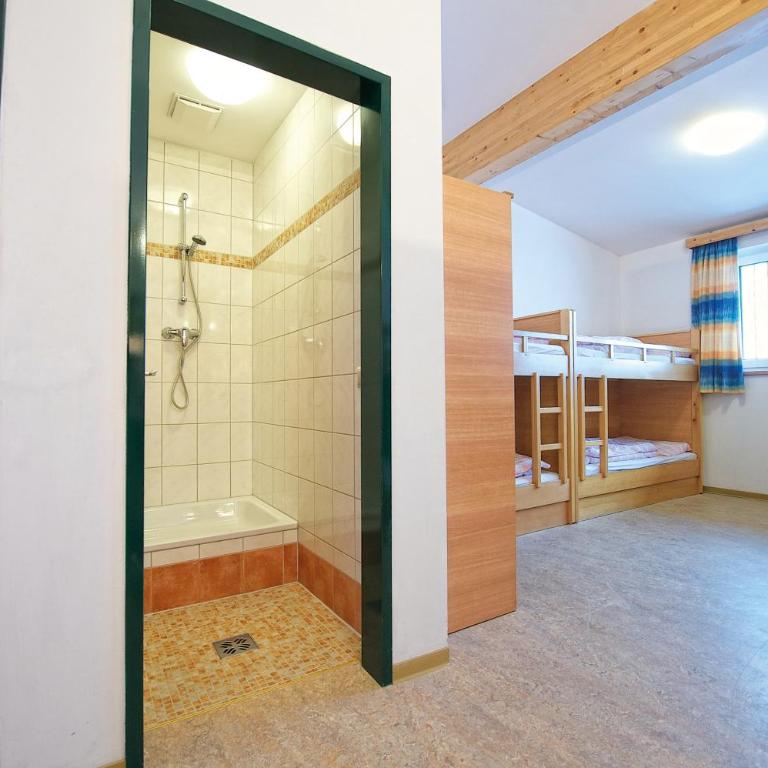 Ski In-Ski Out - Gästehäuser Saalbach-Hinterglemm - Wallegghof Christianhof - Familienzimmer (6 Erwachsene) mit einem eigenen Badezimmer - 8
