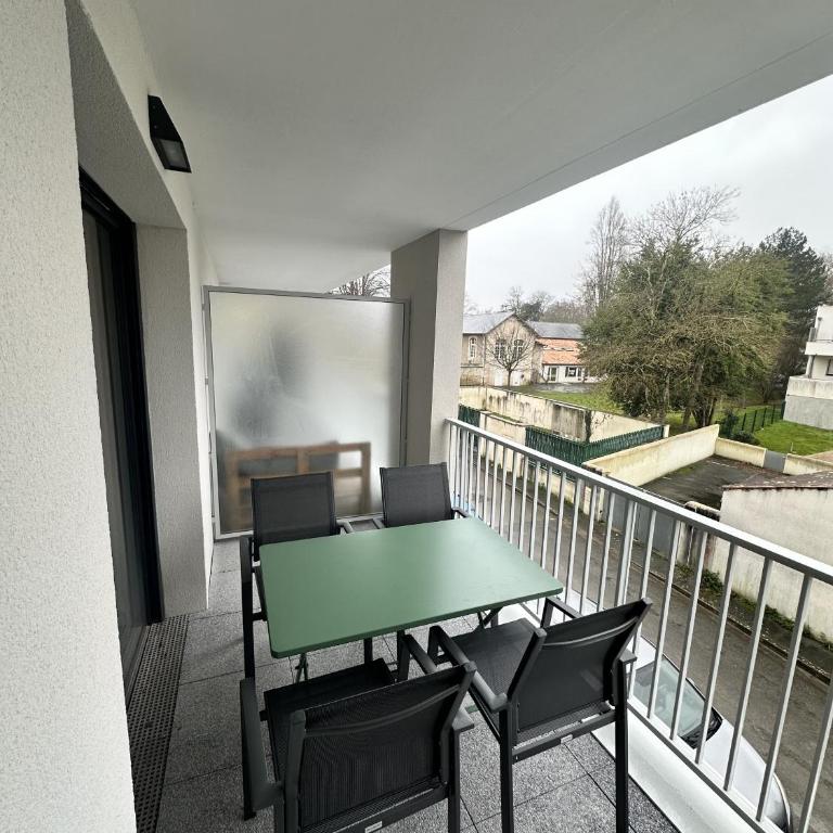 Le champs de mars - Two-Bedroom Apartment with Balcony - 11