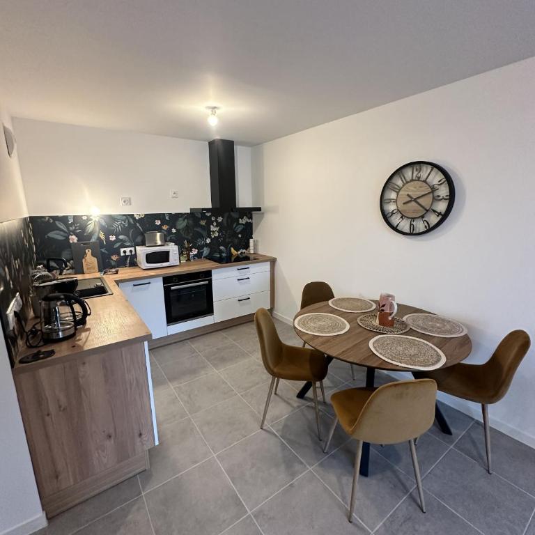 Le champs de mars - Two-Bedroom Apartment with Balcony - 2