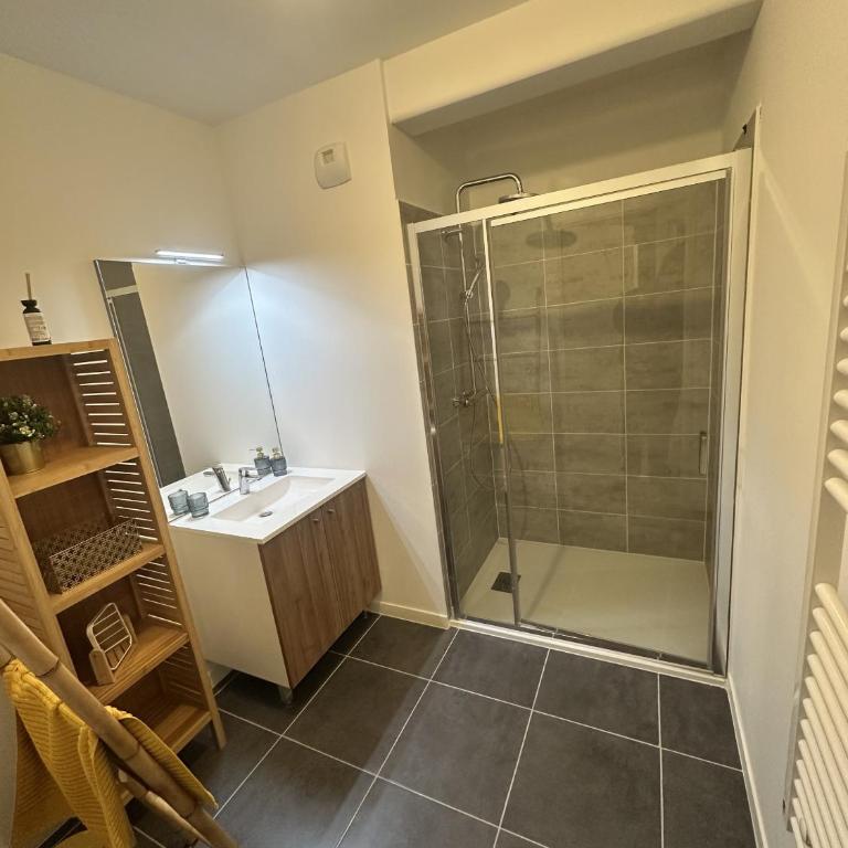 Le champs de mars - Two-Bedroom Apartment with Balcony - 9