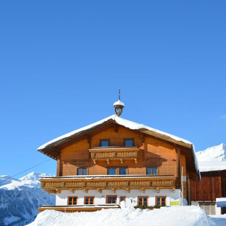 Ski In-Ski Out - Gästehäuser Saalbach-Hinterglemm - Wallegghof Christianhof - Familienzimmer mit Dusche - 8
