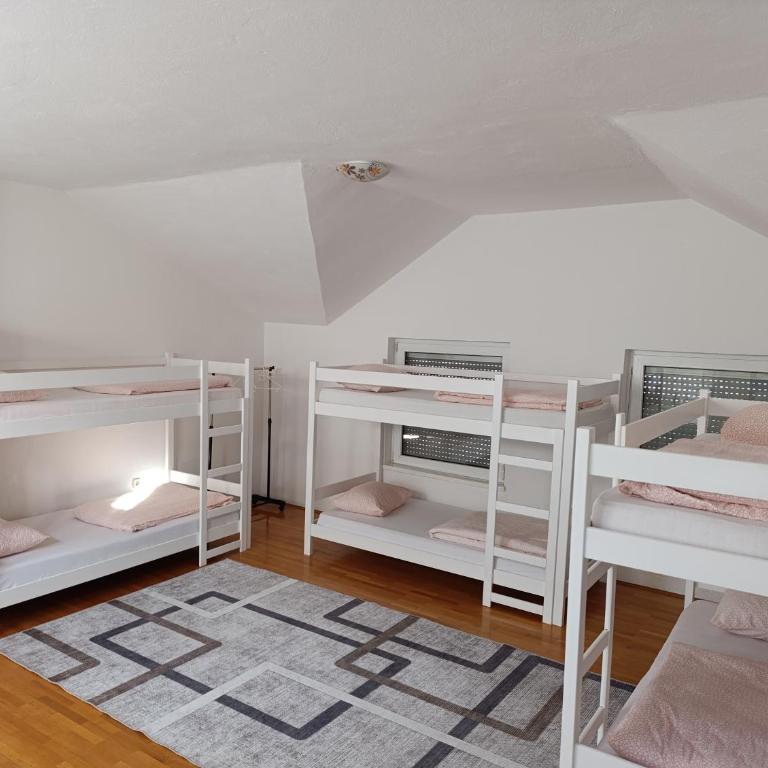 Lovely Bosnian Home - Bed in 6-Bed Dormitory Room - 6