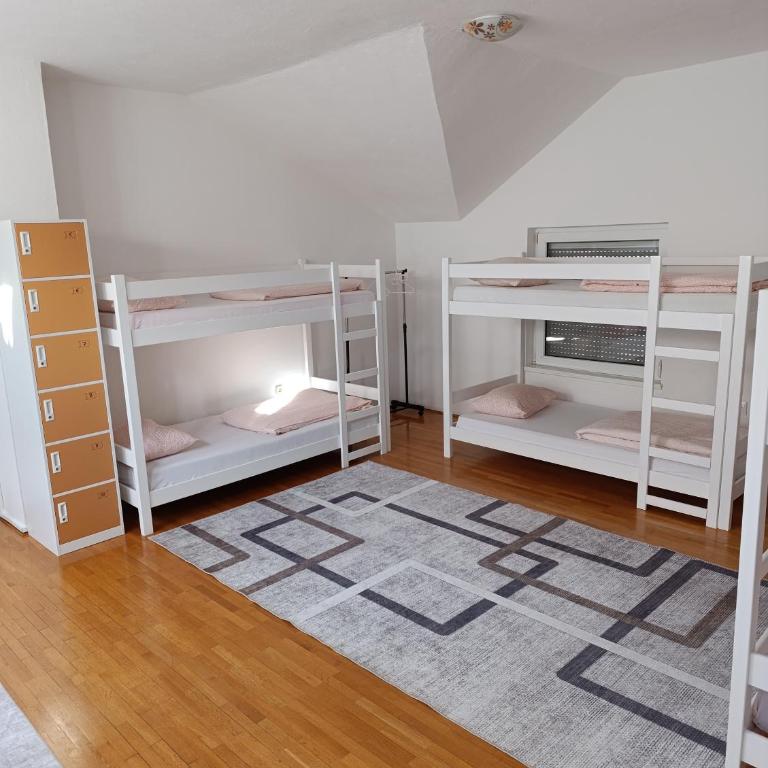 Lovely Bosnian Home - Bed in 6-Bed Dormitory Room - 4
