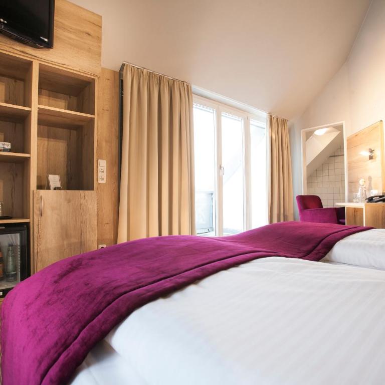 Amalienburg - Boutique & Boarding Hotel - Comfort Dreibettzimmer - 3