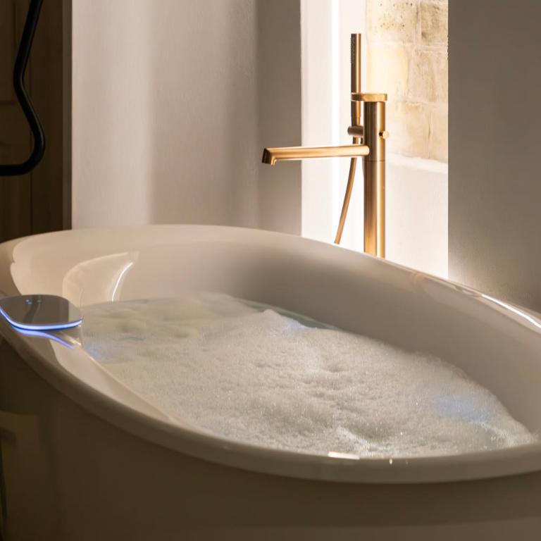 Pedra Bianca Luxury Rooms - Queen Room with Spa Bath - 9