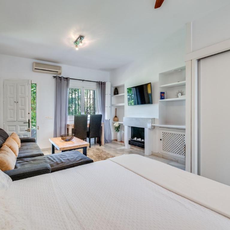 Cozy Studio in Marbella 5 Min Walk to the Beach - Deluxe King Studio - 2