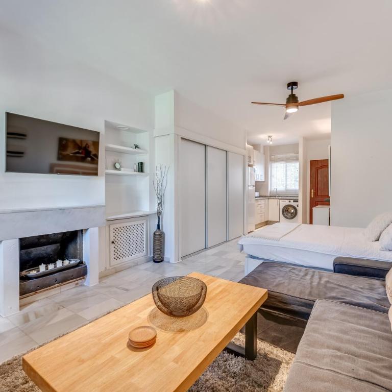 Cozy Studio in Marbella 5 Min Walk to the Beach - Deluxe King Studio - 3