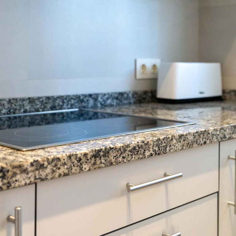 Cozy Studio in Marbella 5 Min Walk to the Beach - Deluxe King Studio - 14