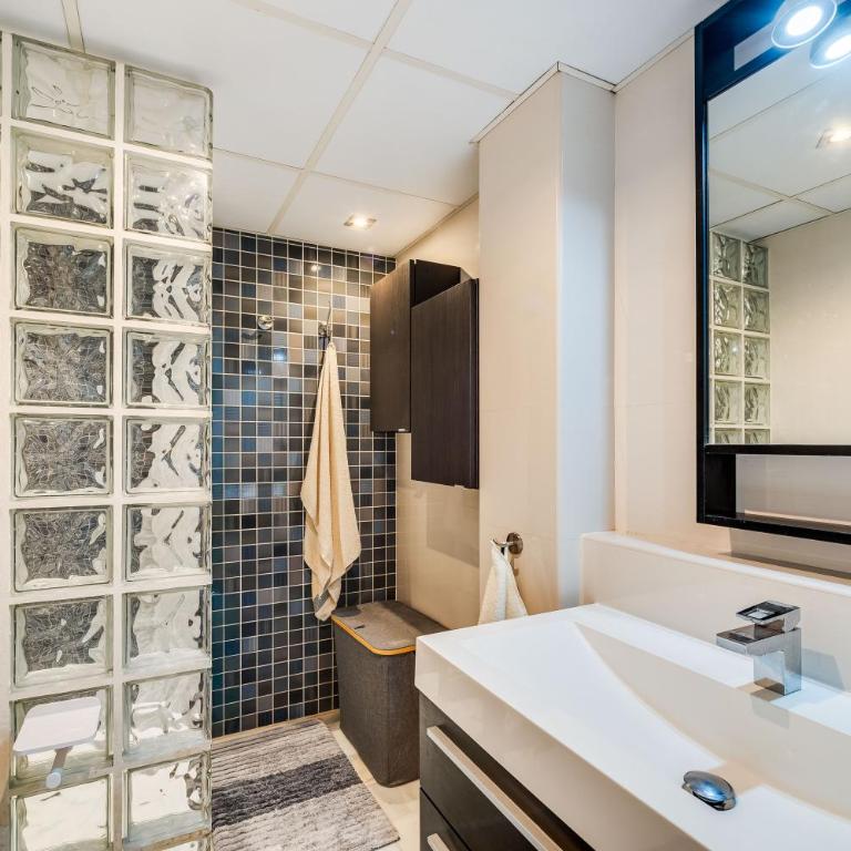 Cozy Studio in Marbella 5 Min Walk to the Beach - Deluxe King Studio - 31
