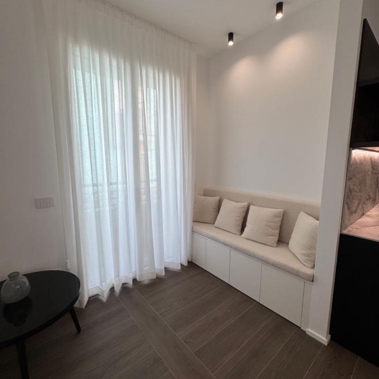 White House Villa con posti auto Milano - Appartamento Deluxe con 2 Camere da Letto e Balcone - 39
