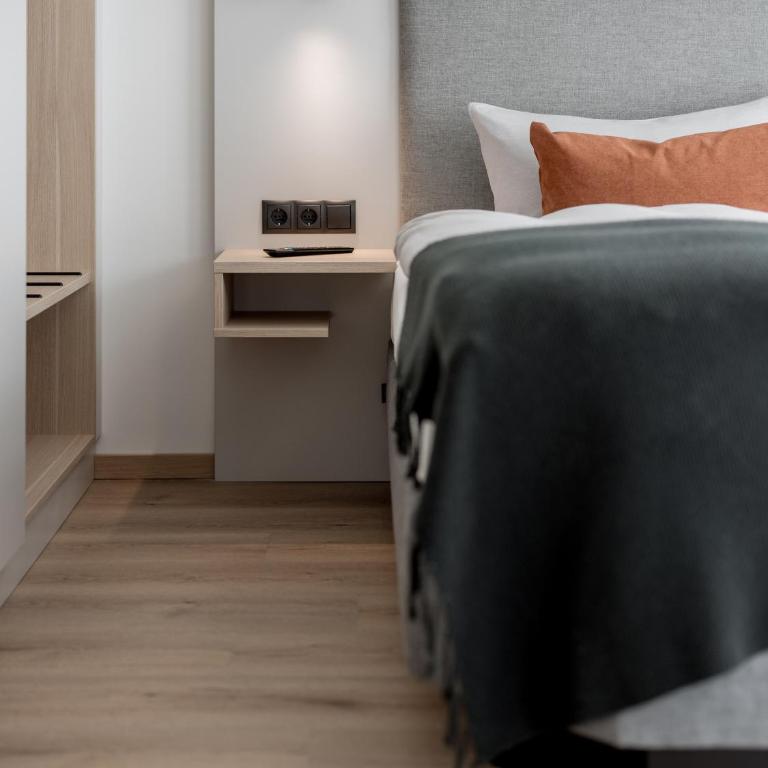Aparthotel Tante Trude - Rooms & Apartments, Ötz - Two-Bedroom Apartment with Balcony - 11