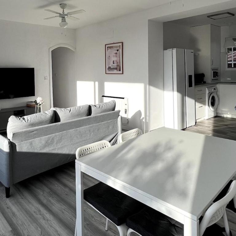 Kansas City 721 - Three-Bedroom Apartment - 2
