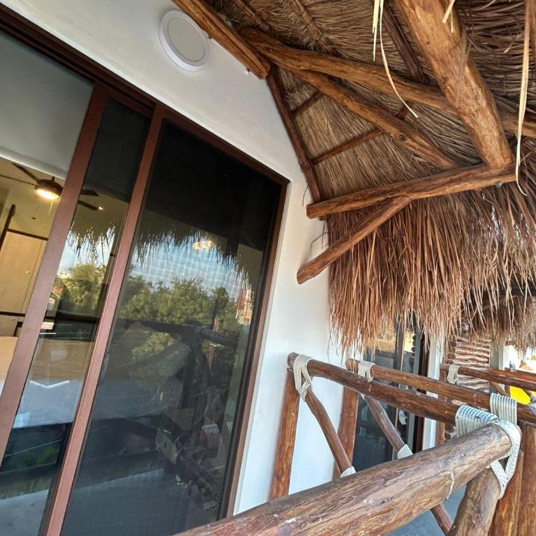 Hotel Mariel Holbox - Habitación con cama grande y balcón - 4