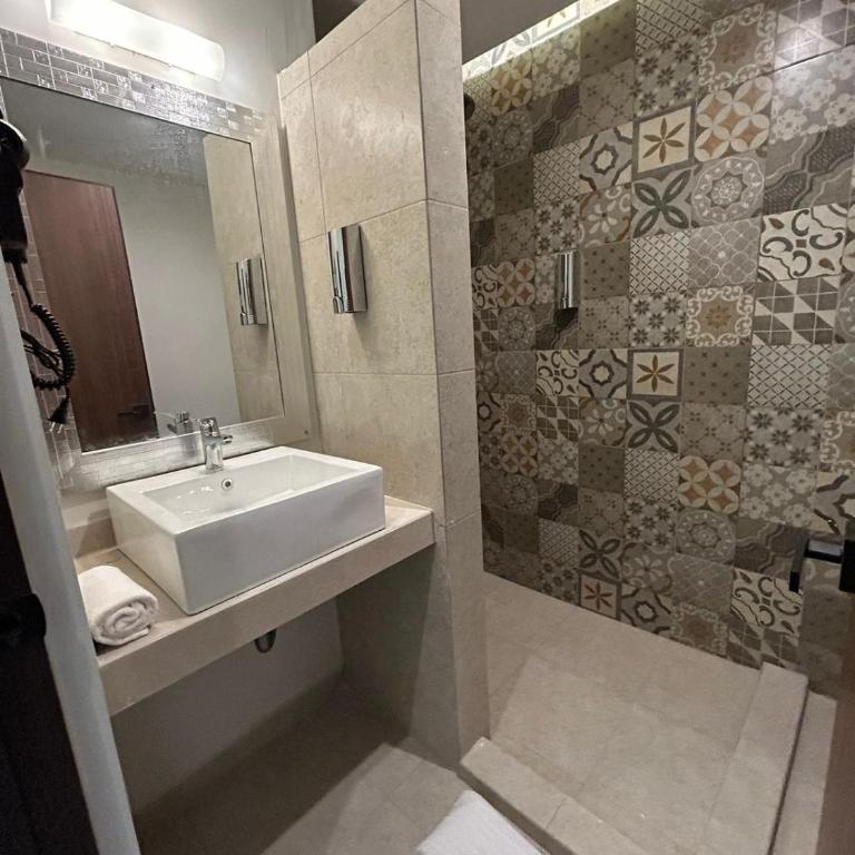 Hotel Mariel Holbox - Habitación con cama grande y balcón - 6