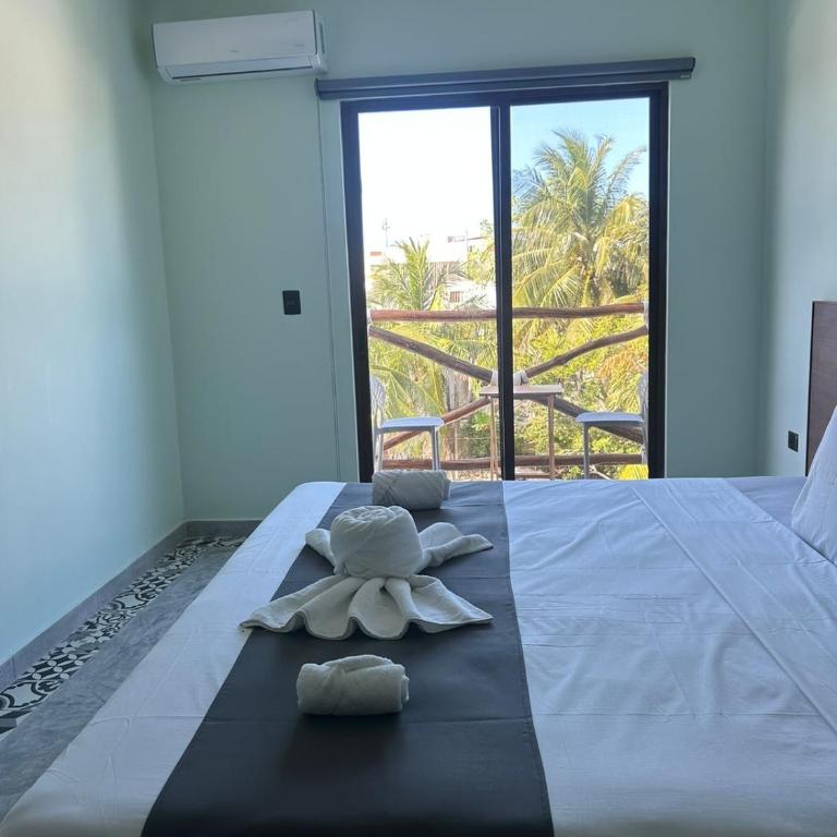 Hotel Mariel Holbox - Habitación con cama grande y balcón - 2