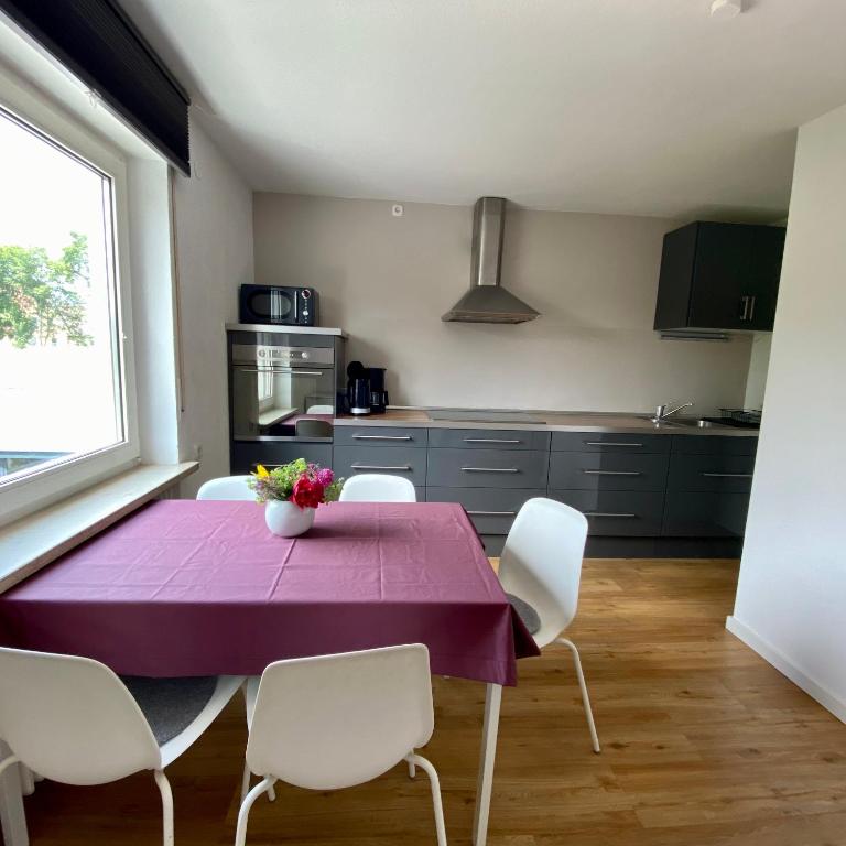 urbanAPARTMENTS Memmingen - mit Küche & Parkplatz - Apartment mit 3 Schlafzimmern und Balkon - 3