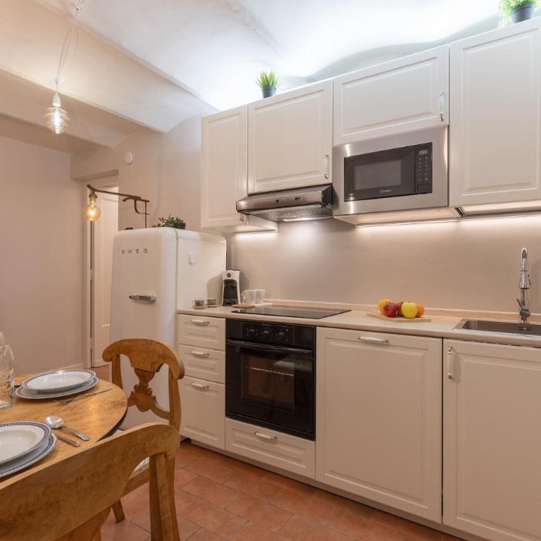 San Ambrogio Courtyard in Florence - Two-Bedroom Family Apartment - 10