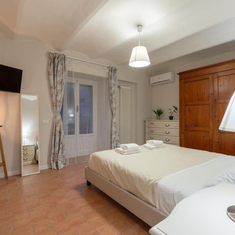 San Ambrogio Courtyard in Florence - Two-Bedroom Family Apartment - 1