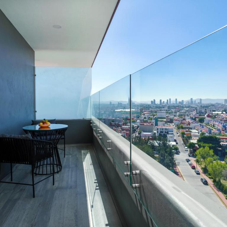 Radisson Puebla Angelopolis - Habitación con cama extragrande con balcón - Pasillo interior - No fumadores - 1