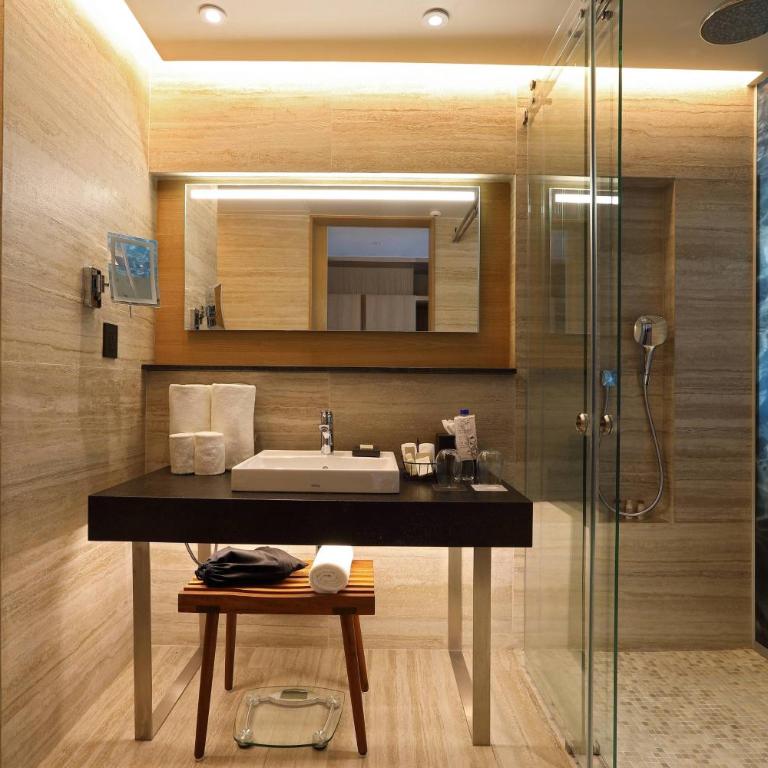Renaissance Cancun Resort & Marina - Standard Room Deluxe King - 5