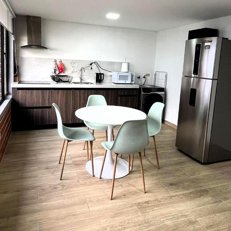 Departamento con Jardin y Parqueadero Ubicacion TOP - Apartamento - 2