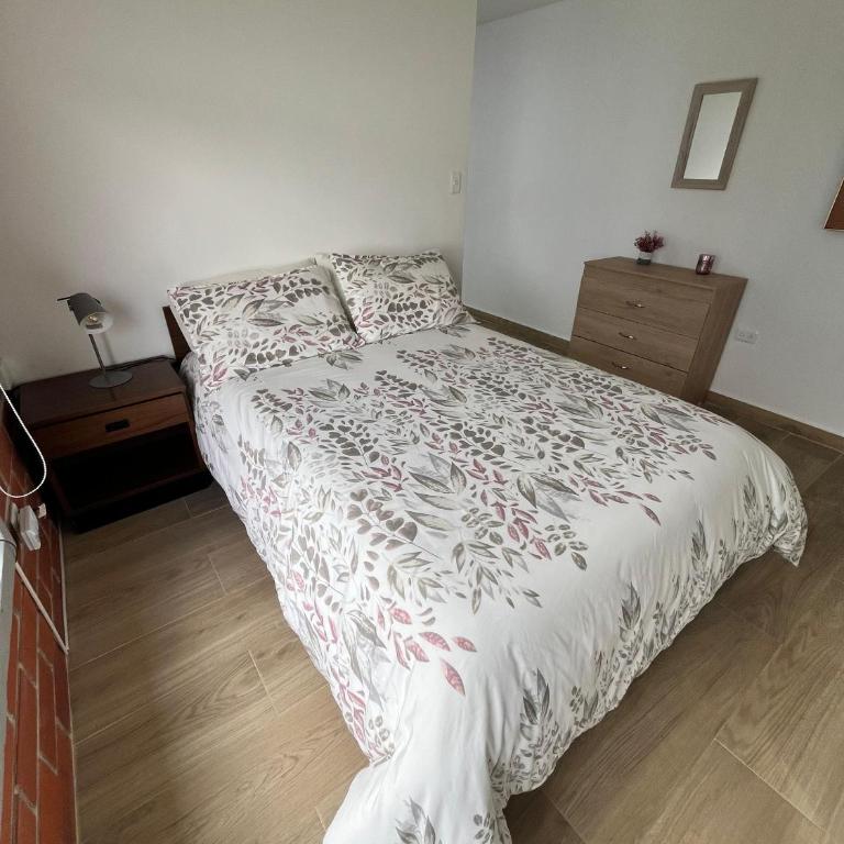 Departamento con Jardin y Parqueadero Ubicacion TOP - Apartamento - 7