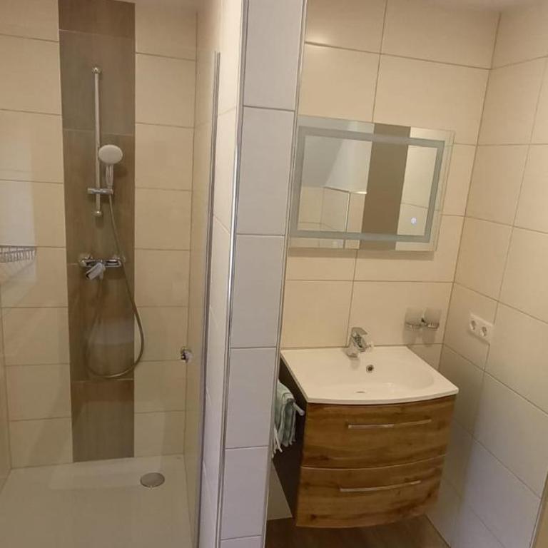 Pension Holzmeister - Doppelzimmer mit Dusche - 6