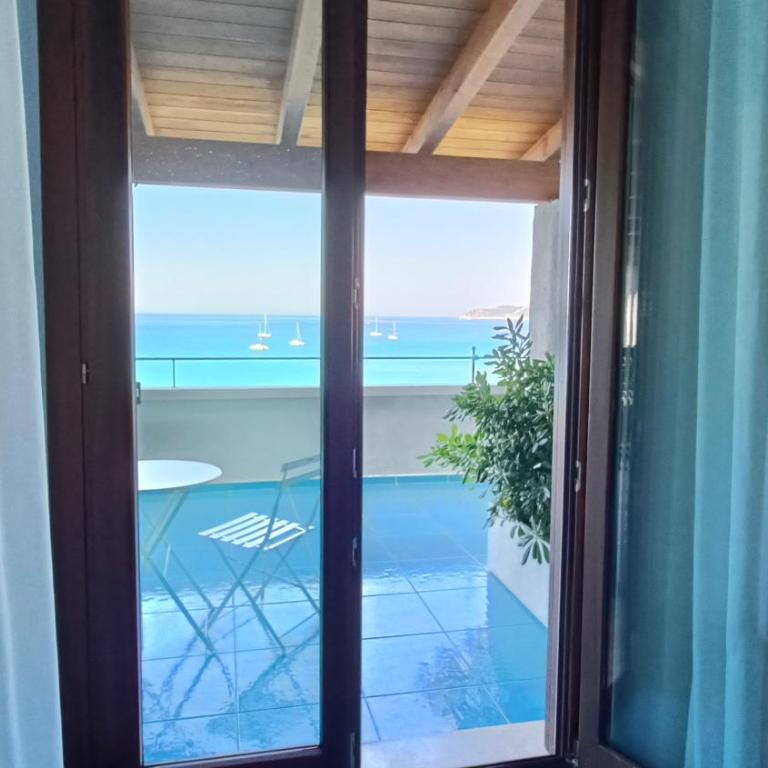 Villa Tre Mari - Camera Matrimoniale con Vista Mare - 3