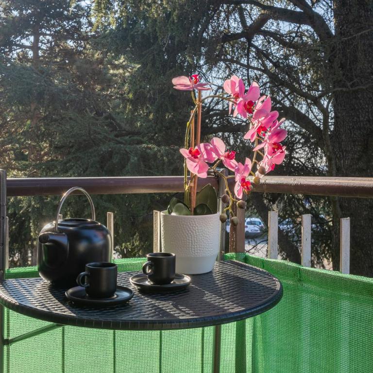 GuestHost - Where the Mountain Meets the City - Two-Bedroom Apartment - 17
