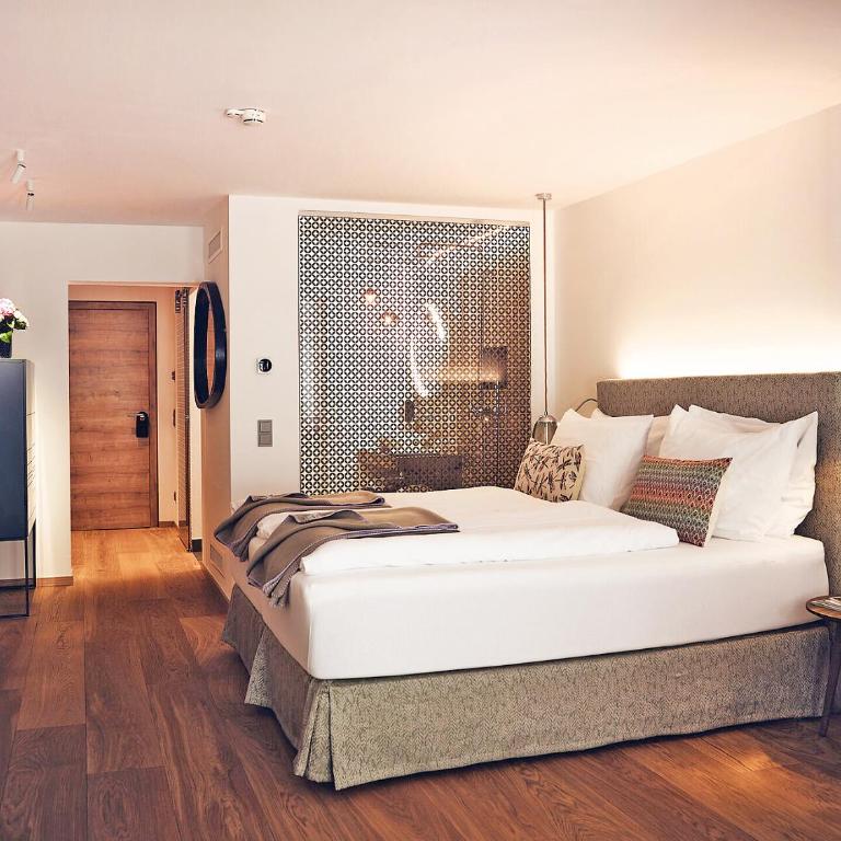 TAUROA Seehotel Grundlsee - Superior Doppelzimmer mit Seeblick - 1