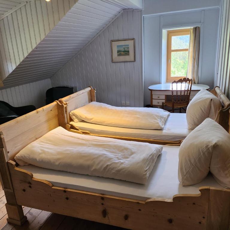 Gasthaus Crestasee - Zweibettzimmer mit Gartenblick - 5