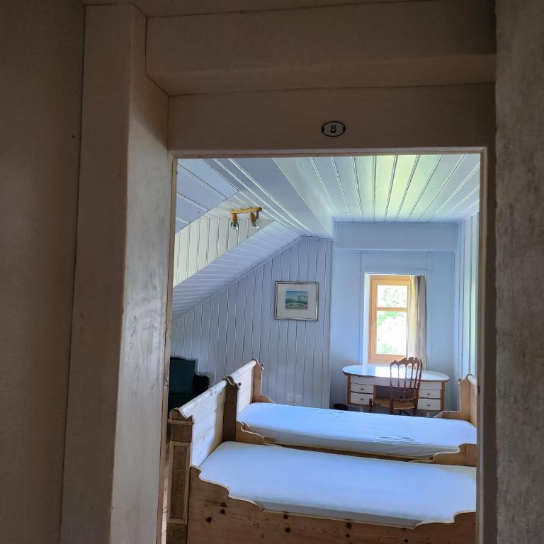 Gasthaus Crestasee - Zweibettzimmer mit Gartenblick - 6