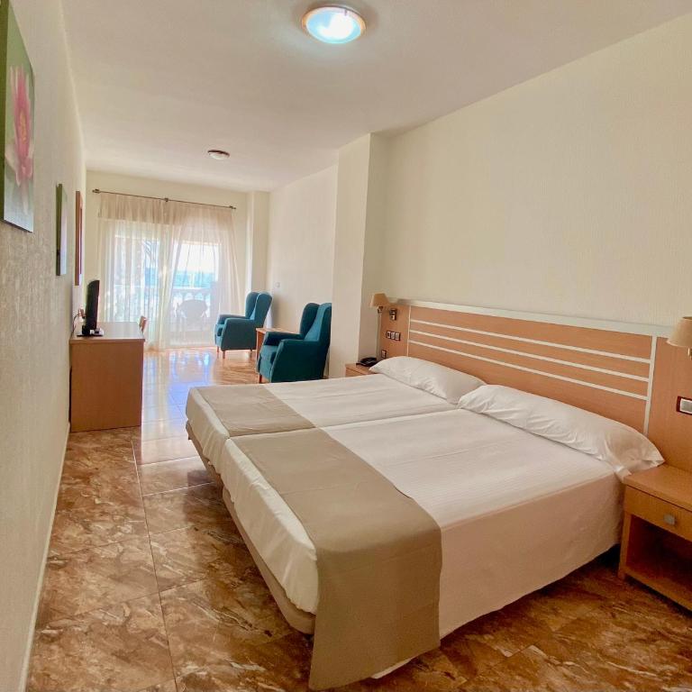 Hotel La Familia - Habitación Doble con balcón y vistas al mar - 3