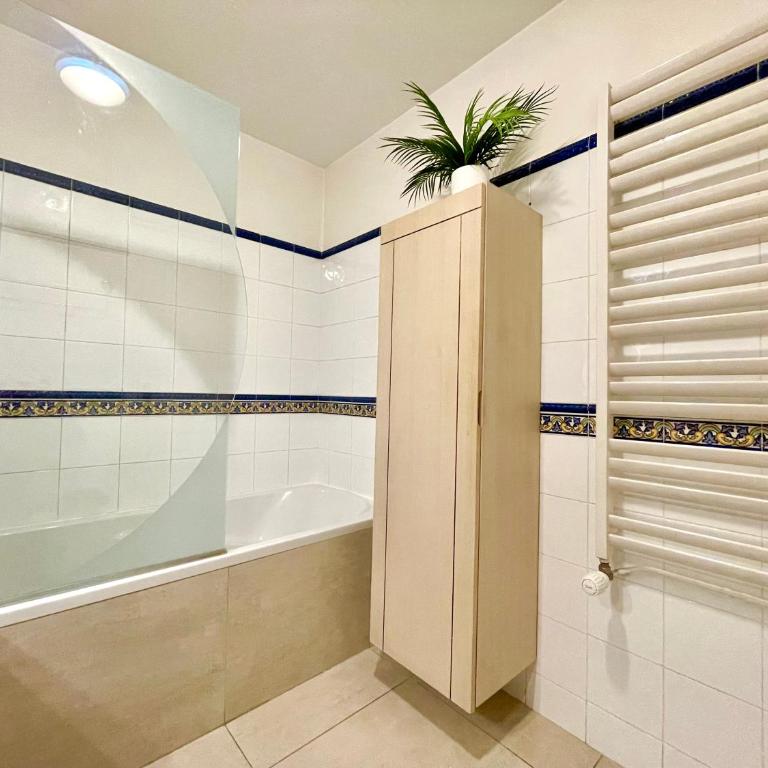 BnGo I Le Spacieux I 6 personnes, Climatisation, Parking gratuit, 3 chambres, 5 lits, Gare PartDieu, Centre de Lyon - Premium Apartment mit 3 Schlafzimmern - 50