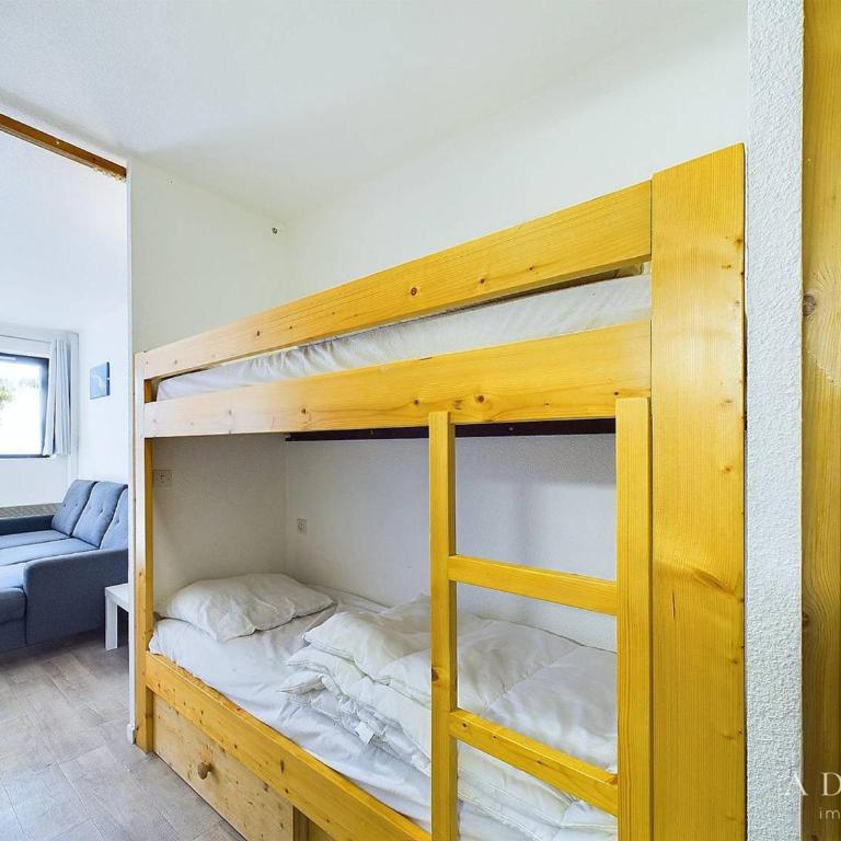 Studio refait à neuf avec balcon, garage et accès direct aux pistes, proche commerces et services - FR-1-398-623 - Studio - 10