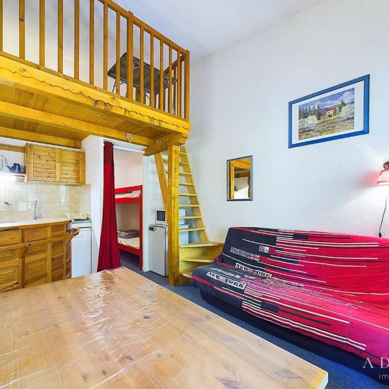Studio mezzanine pour 4, à 50m des pistes, balcon, proche commerces, équipements complets - FR-1-398-580 - Studio - 3