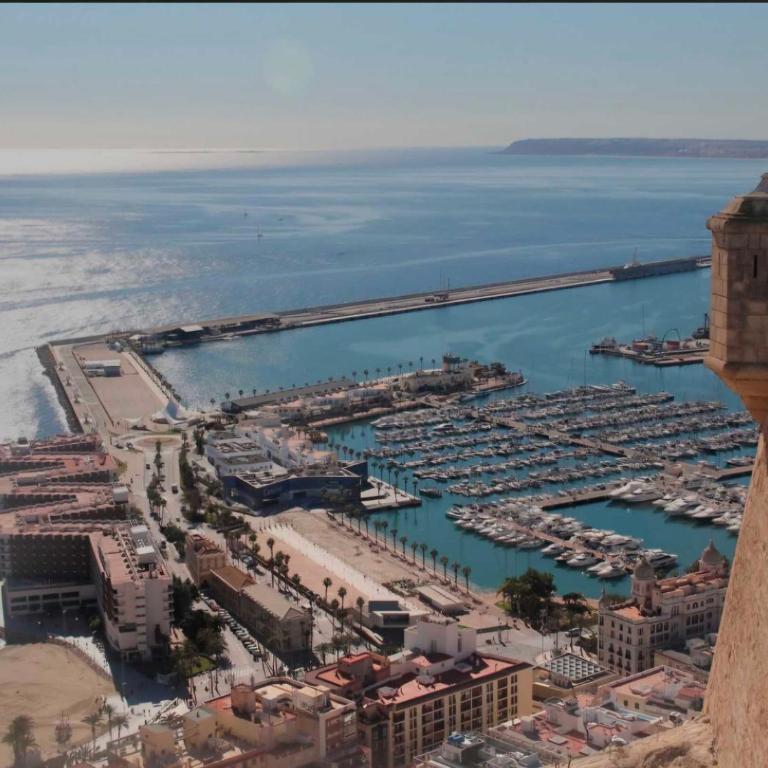 SUNCASTLE APARTAMENTOS ALICANTE -With share Rooftop Terrace And Barbecue - Deluxe King Studio - 11