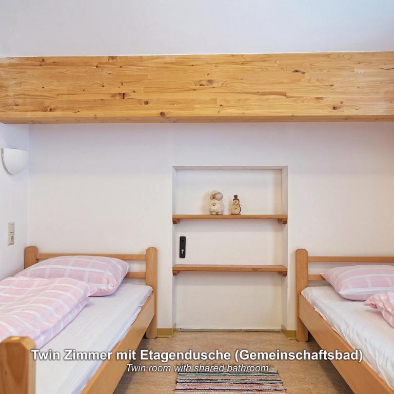 Ski In-Ski Out - Gästehäuser Saalbach-Hinterglemm - Wallegghof Christianhof - Zweibettzimmer mit Gemeinschaftsbad - 9