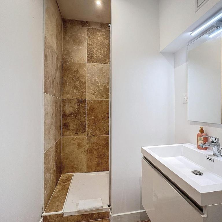Immeuble idéal groupe - Gare à proximité 19 pers - Appartamento con 5 Camere da Letto - 33