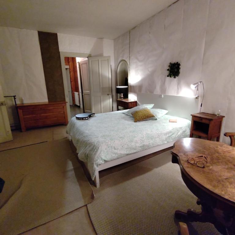 De la Maison Restau' à la Chambre en particulier - Habitación Triple con vistas al jardín - 3