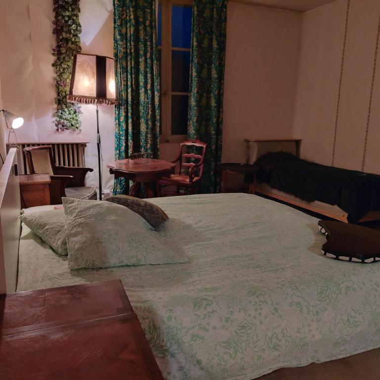 De la Maison Restau' à la Chambre en particulier - Habitación Triple con vistas al jardín - 1