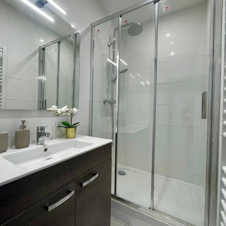 BnGo I Le Spacieux I 3 chambres, 2 salles de bain, 1 toilette, parking privé gratuit, 8 personnes, Vieux Lyon hypercentre - Apartment mit 3 Schlafzimmern - 24
