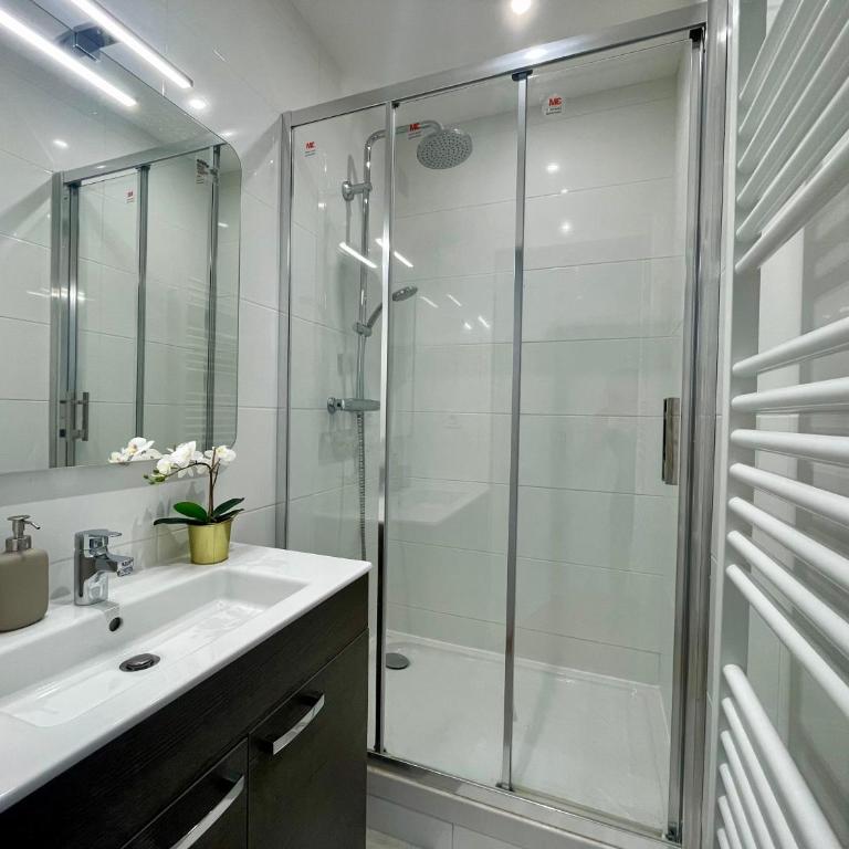 BnGo I Le Spacieux I 3 chambres, 2 salles de bain, 1 toilette, parking privé gratuit, 8 personnes, Vieux Lyon hypercentre - Apartment mit 3 Schlafzimmern - 5