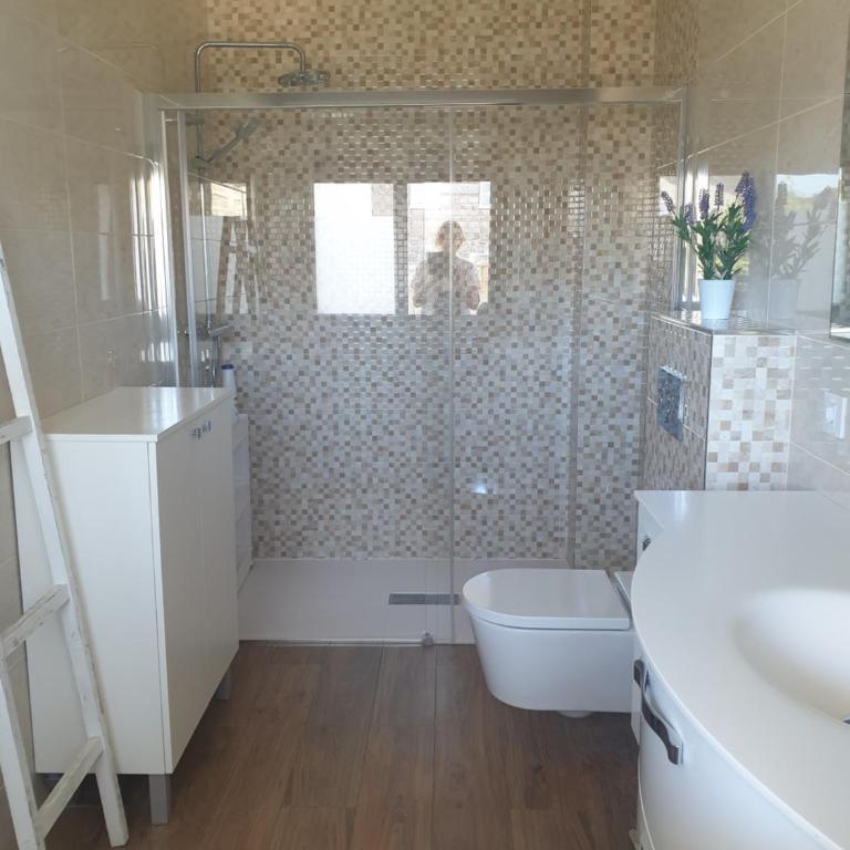 Precioso alojamiento en Samil a pie de playa VIGO - Habitación Familiar con baño privado - 7