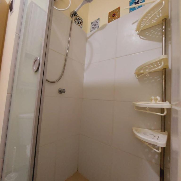 Centrally located apartment fully-aconditioned 1st floor - Three-Bedroom Apartment - 10