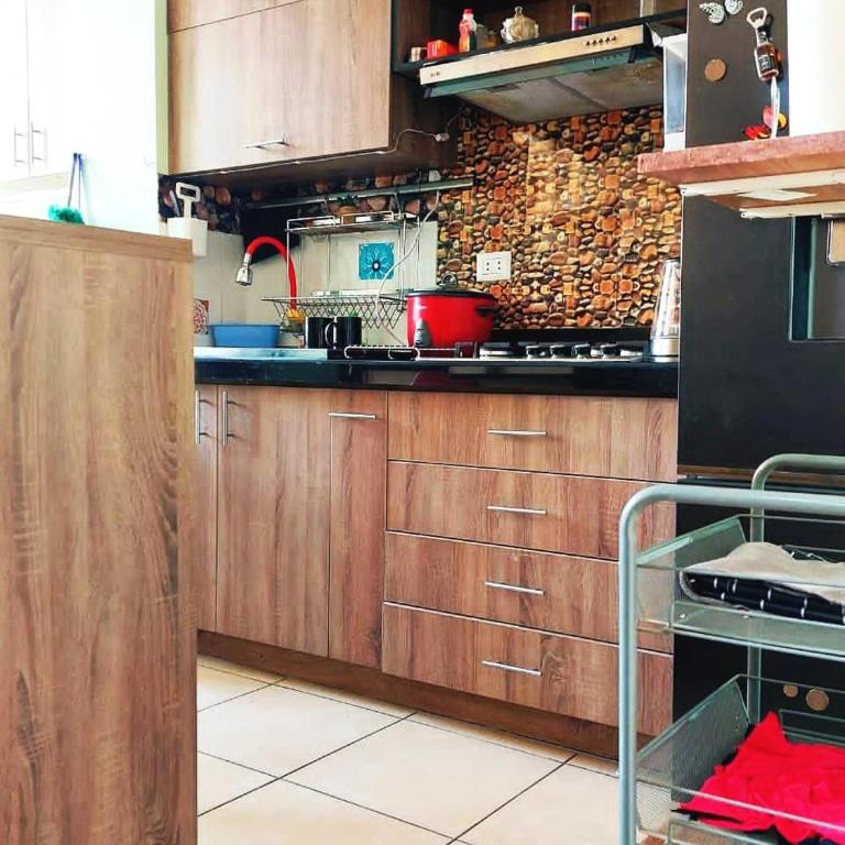 Centrally located apartment fully-aconditioned 1st floor - Three-Bedroom Apartment - 17
