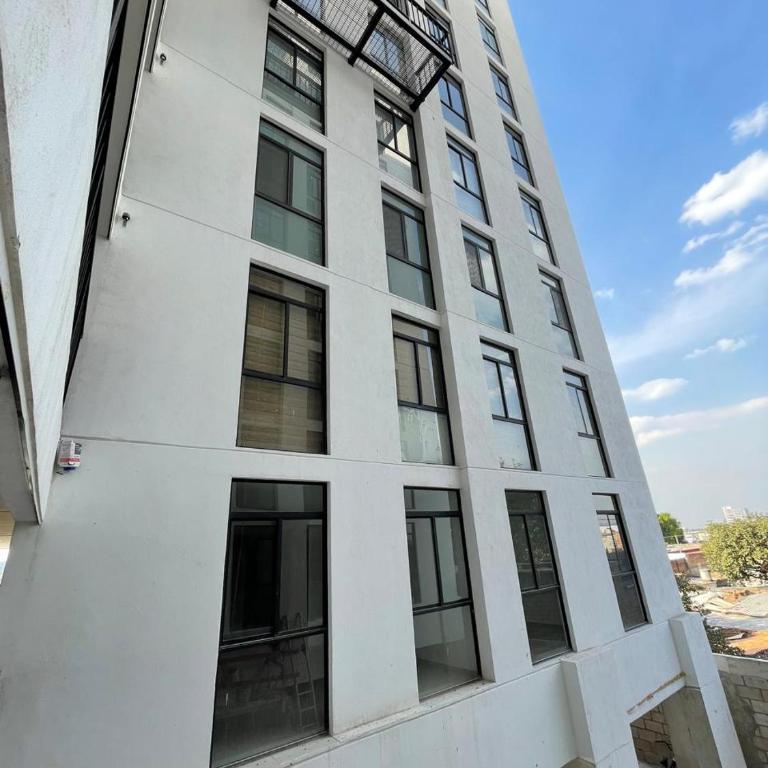 Depa Familiar con cochera 6 min Centro Médico y Catedral - Apartamento de 2 dormitorios - 53