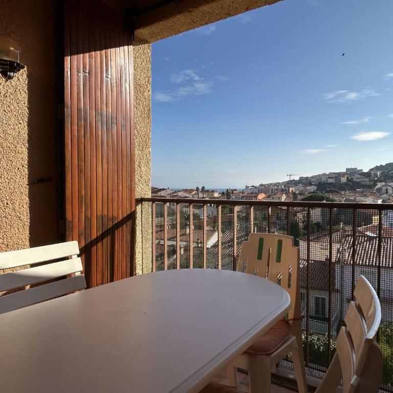 Appart Studio cabine mezzanine 5 couchages BANYULS SUR MER BN060-002 - Appartement 1 Chambre - Vue sur Ville - 1