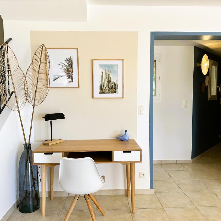 Villa Marguerite pour 10 personnes avec climatisation et vue mer avec piscine privée et chauffée à La Londe-les-Maures - Maison de Vacances 4 Chambres - 17
