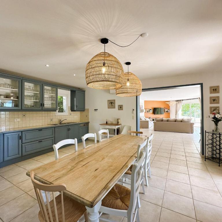 Villa Marguerite pour 10 personnes avec climatisation et vue mer avec piscine privée et chauffée à La Londe-les-Maures - Maison de Vacances 4 Chambres - 22